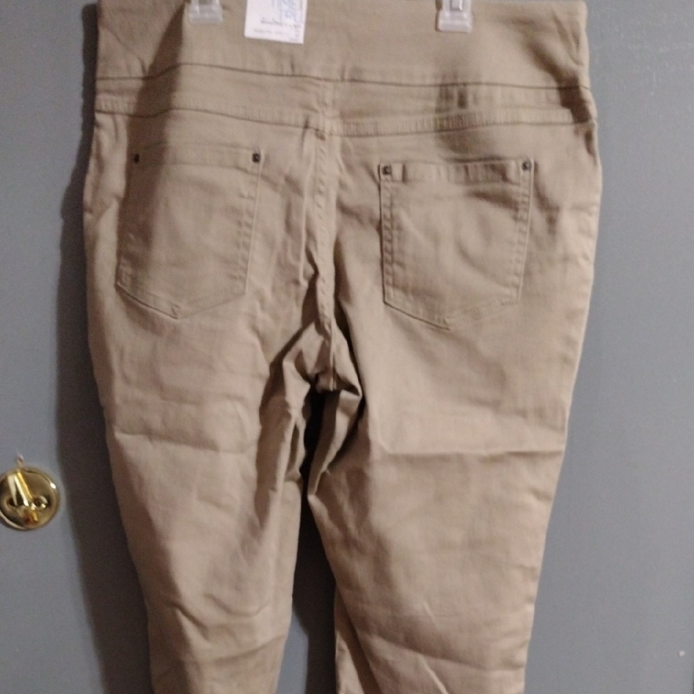 Time and Tru Beige Woven Capri Pants - Picture 3 of 5